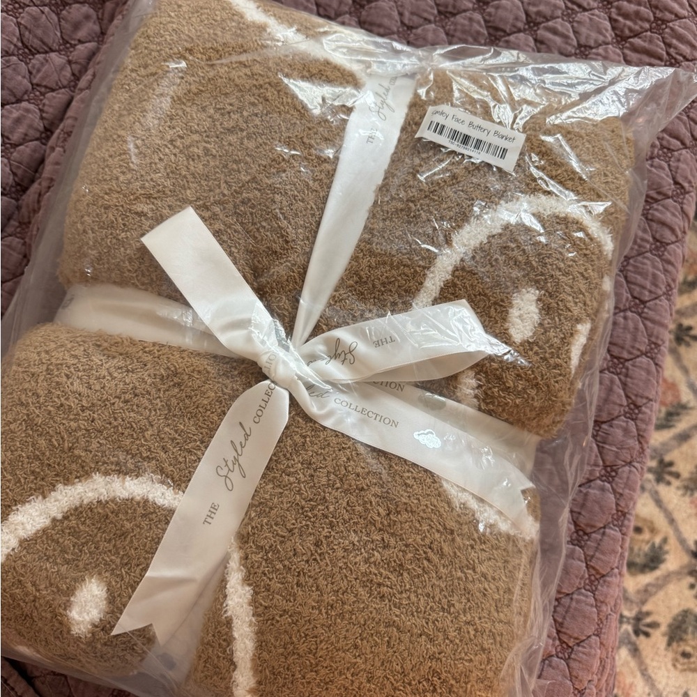 Styled collection Krista Horton smiley face blanket